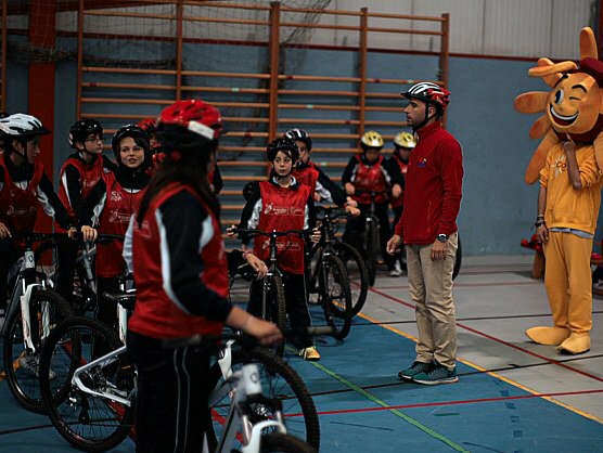 Autoridades del mundo del deporte y la poltica visitarn  las Aulas Ciclistas de Cofidis