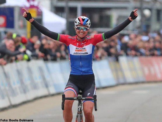 Chantal Blaak se exhibe en la Omloop Het Nieuwsblad