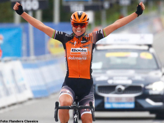 Chantal Blaak se corona en solitario en el Tour de Flandes femenino