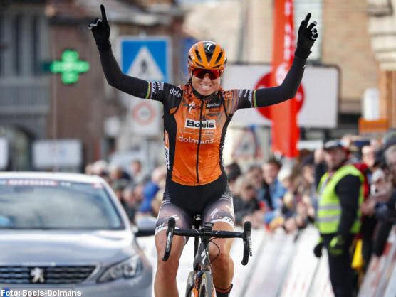Chantal van den Broek-Blaak se exhibe en Le Samyn femenina Chantal van den Broek-Blaak se exhibe en Le Samyn femenina