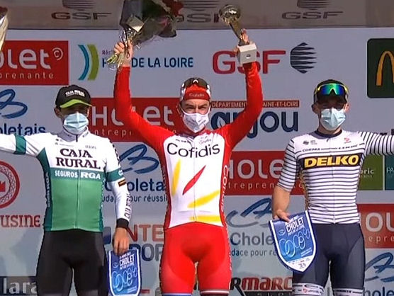 Elia Viviani bate en el sprint a Jon Aberasturi en el GP Cholet-Pays de Loire