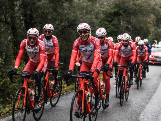 Los espaoles del equipo Cofidis felicitan la Navidad pidiendo distancia en la carretera