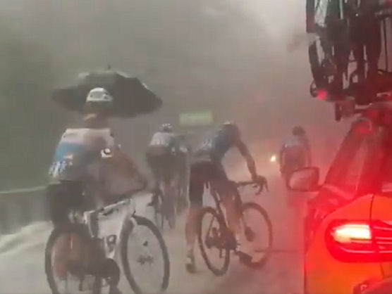 Una tormenta de granizo siembra el caos en el Critérium del Dauphiné Una tormenta de granizo siembra el caos en el Critérium del Dauphiné