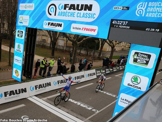 David Gaudu puede con Clment Champoussin en la Faun-Ardche Classic