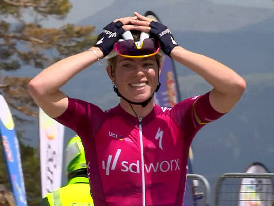 Demi Vollering se adjudica la Vuelta a Burgos Femenina ganando en las Lagunas de Neila