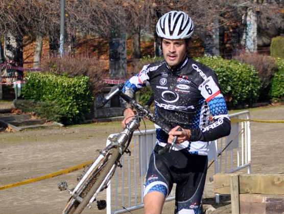 Eduardo Jiménez triunfa en el VIII GP de ciclocross de El Escorial Eduardo Jiménez triunfa en el VIII GP de ciclocross de El Escorial
