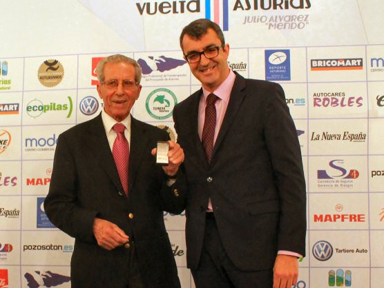 Bahamontes recibe la Insignia de Oro de la Vuelta a Asturias Bahamontes recibe la Insignia de Oro de la Vuelta a Asturias