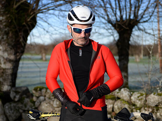 Ponemos a prueba la chaqueta Finisseur Pro Race Graphene y la camiseta Thermal Recycled