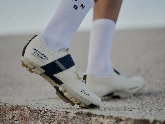 Pas Normal Studios y fizik presentan una versin minimalista de las Ferox Carbon de gravel