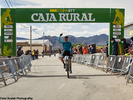 Copa Caja Rural BTT: Iker Eskibel y Esti Sagardoy vencen bajo el vendaval de Fitero Copa Caja Rural BTT: Iker Eskibel y Esti Sagardoy vencen bajo el vendaval de Fitero