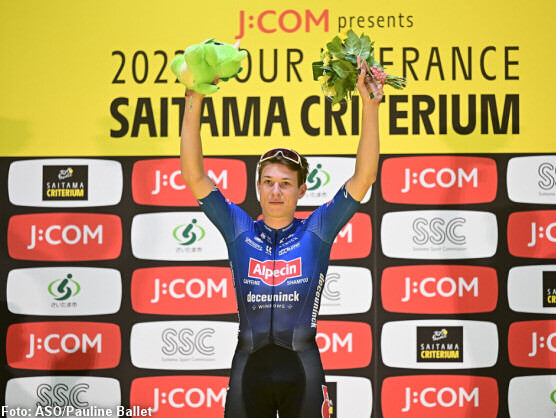 Jasper Philipsen gana al sprint la carrera del adis para Valverde y Nibali