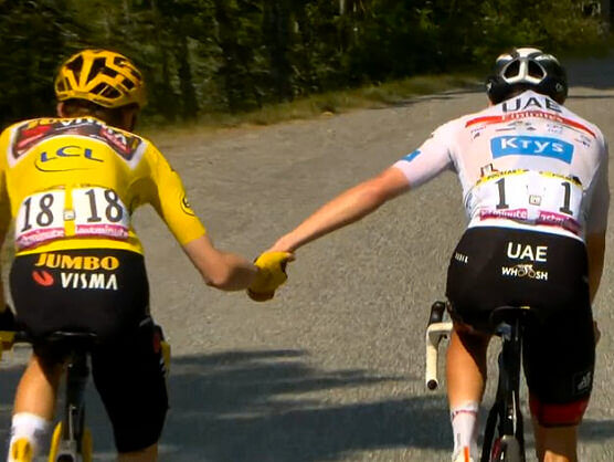 Tadej Pogacar y Jonas Vingegaard en la salida de la etapa 18 del tour de Francia 2022