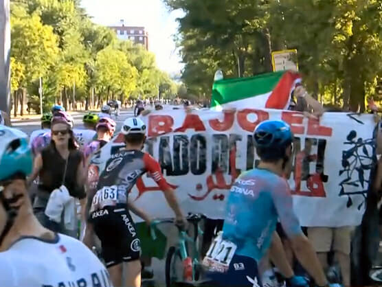 Un grupo de manifestantes para el pelotn a unos 57 km de la meta