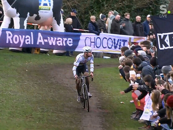 Mathieu Van der Poel escupi a unos espectadores en Hulst [Vdeo]