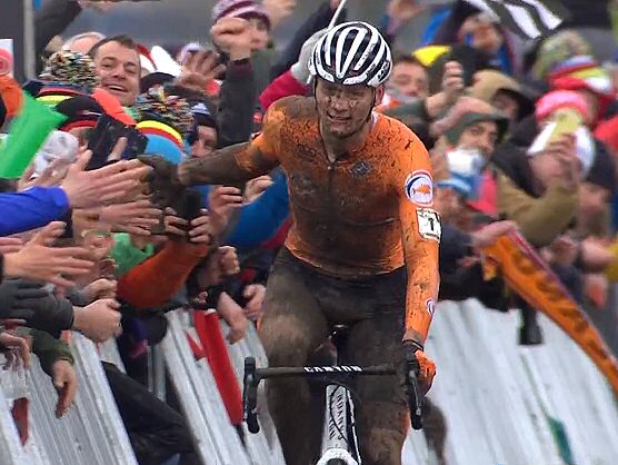 Van der Poel vuelve a ganarle la partida a Van Aert