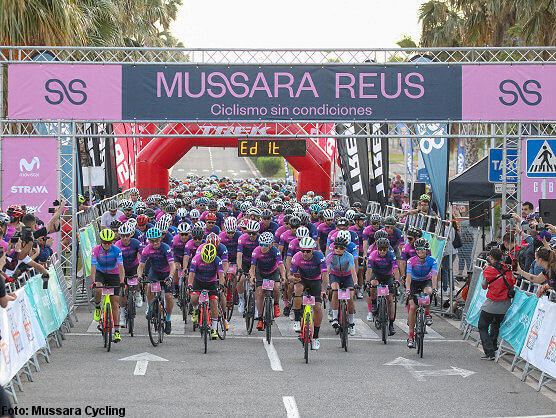 Los 2.300 ciclistas de Mussara Reus tien de rosa las carreteras del Baix Camp y Priorat
