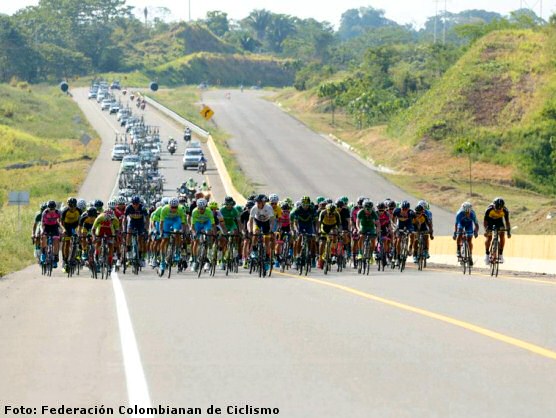 Una moto atropell a cuatro ciclistas en la Vuelta a Colombia