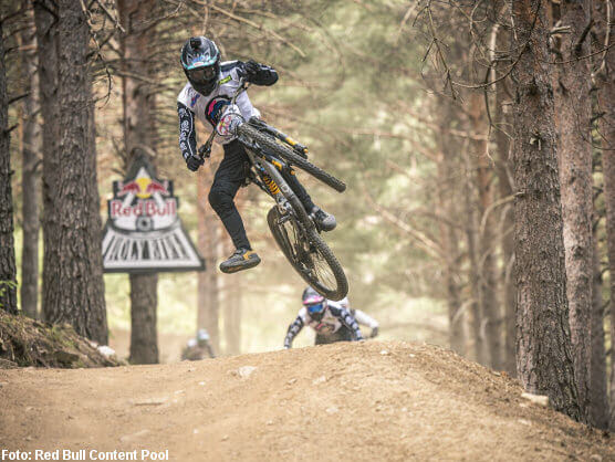 Menjou Irenee y Zoe Zamora, vencedores del Red Bull Holy Bike 2022