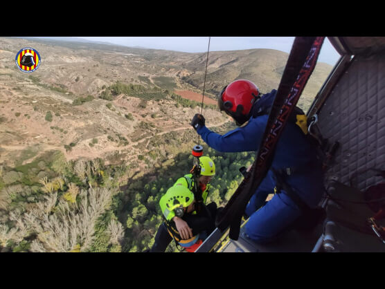 Rescatan con helicóptero a un ciclista herido al caer en la montaña de Anna (Valencia) Rescatan con helicóptero a un ciclista herido al caer en la montaña de Anna (Valencia)