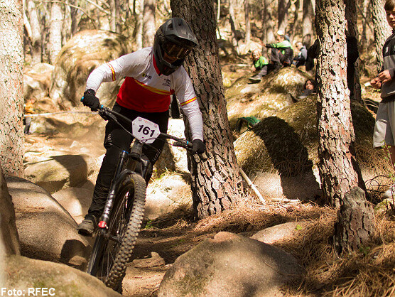 Sara Yusto y Alex Iscla triunfan en la Copa de Espaa de Enduro de La Adrada