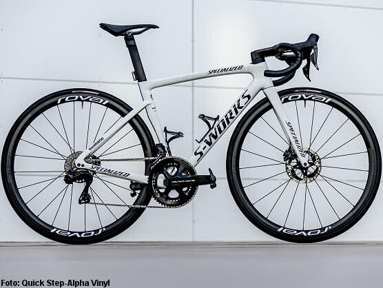 Julian Alaphilippe recibe su nueva bicicleta para la temporada 2022