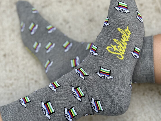 Stelvelo presenta sus nuevos calcetines inspirados en maillots de ciclismo