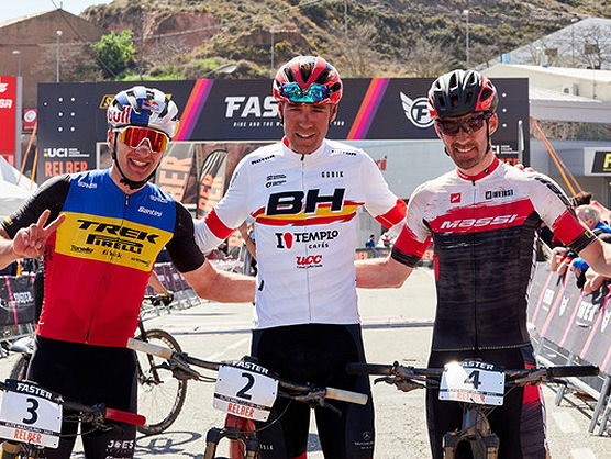 David Valero y Maja Wloszczowska ganan el Superprestigio MTB Faster en Arnedo