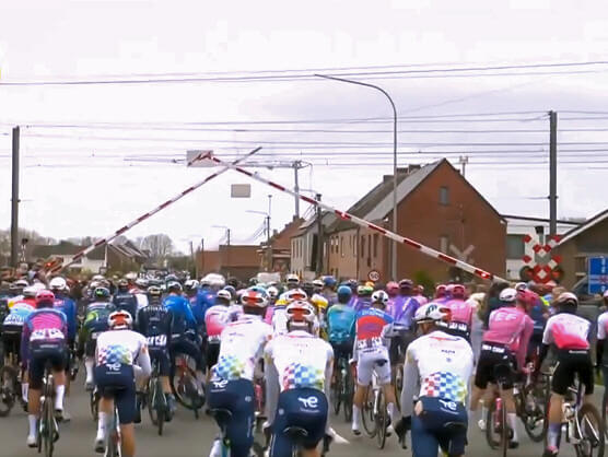 Tour de Flandes: Un paso a nivel divide al pelotón, algunos se arriesgaron a la descalificación Tour de Flandes: Un paso a nivel divide al pelotón, algunos se arriesgaron a la descalificación