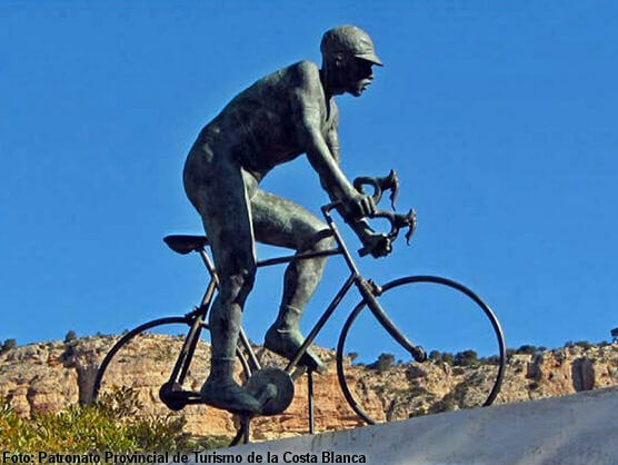 Roban la escultura al ciclista que corona el Xorret del Cat