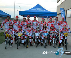 Comercial Pous acogió la presentación del Team Axo-El Cau BMX 2012 Comercial Pous acogió la presentación del Team Axo-El Cau BMX 2012