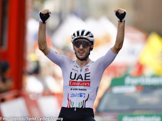 Vuelta a España: Adam Yates gana a lo grande en Granada, Ben O'Connor resiste de rojo Vuelta a España: Adam Yates gana a lo grande en Granada, Ben O'Connor resiste de rojo