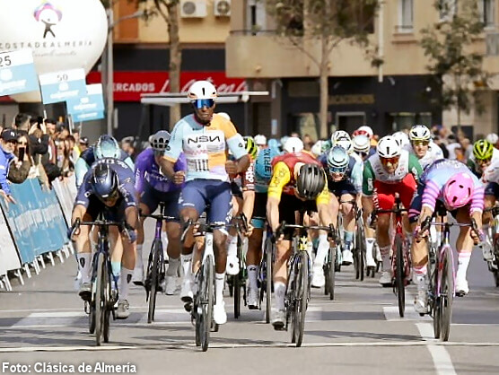 Biniam Girmay impone su velocidad en la Clásica de Almería Biniam Girmay impone su velocidad en la Clásica de Almería