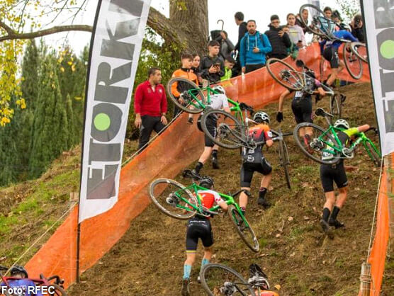 Felipe Orts y Sofía Rodríguez lideran la fiesta del ciclocross en Amurrio con más de 650 participantes Felipe Orts y Sofía Rodríguez lideran la fiesta del ciclocross en Amurrio con más de 650 participantes