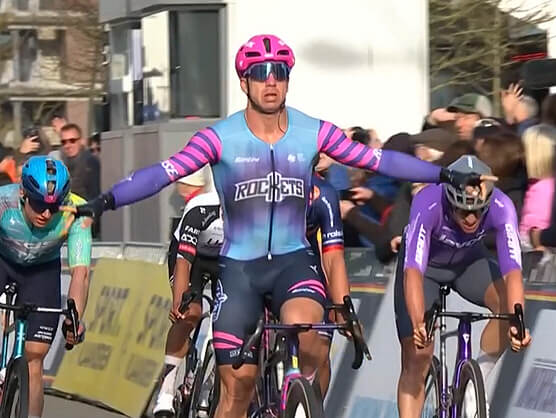 Dylan Groenewegen se impone con autoridad en la Bredene Koksijde Classic