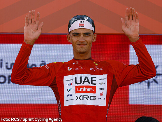 Isaac del Toro golpea primero en el UAE Tour con triunfo en Liwa Palace