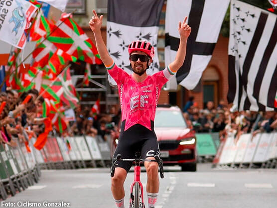 Exhibición de Ben Healy camino de Gernika en una etapa sin cambios en la general de la Itzulia Exhibición de Ben Healy camino de Gernika en una etapa sin cambios en la general de la Itzulia
