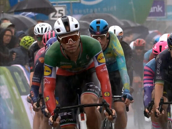 Jonathan Milan supera a Olav Kooij bajo la lluvia y estrena el Renewi Tour