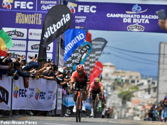 Jonathan Narvez y Miryam Nez, campeones ecuatorianos de ciclismo en ruta