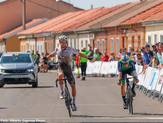 Jordi Artigues triunfa en La Bañeza y asume el liderato de la Vuelta a Castilla y León Élite y Sub-23 Jordi Artigues triunfa en La Bañeza y asume el liderato de la Vuelta a Castilla y León Élite y Sub-23