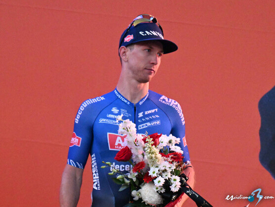 Kaden Groves puede con Maxim Van Gils en la Volta Limburg Classic