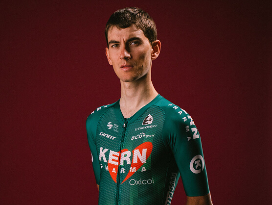 El equipo Kern Pharma estrena maillot con mensaje de salud cardiovascular El equipo Kern Pharma estrena maillot con mensaje de salud cardiovascular