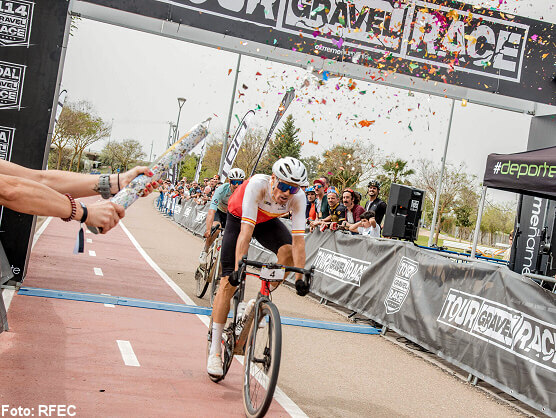Luis Len Snchez y Luca Gonzlez dominan en la 114 Gravel Race de Badajoz