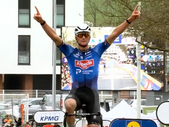 Mathieu van der Poel se exhibe en el Kapelmuur para adjudicarse la Omloop Nieuwsblad