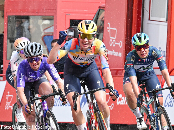 Mischa Bredewold gana en Astorga y Lotte Kopecky refuerza el liderato en La Vuelta Femenina