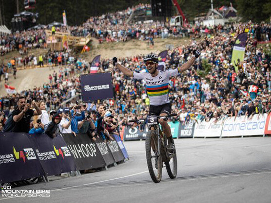 Loana Lecomte y Nino Schurter ganan en la Copa del Mundo de Lenzerheide