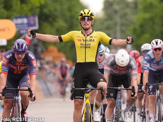 Giro de Italia: Olav Kooij se impone en Viadana en una jornada sin cambios en la general Giro de Italia: Olav Kooij se impone en Viadana en una jornada sin cambios en la general