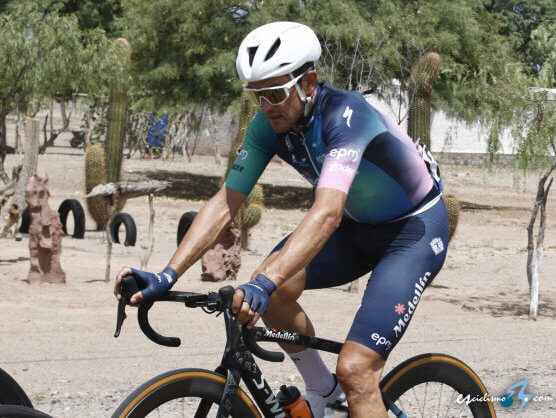 scar Sevilla, a sus 47 aos, renueva un ao ms con el Team Medelln-EPM