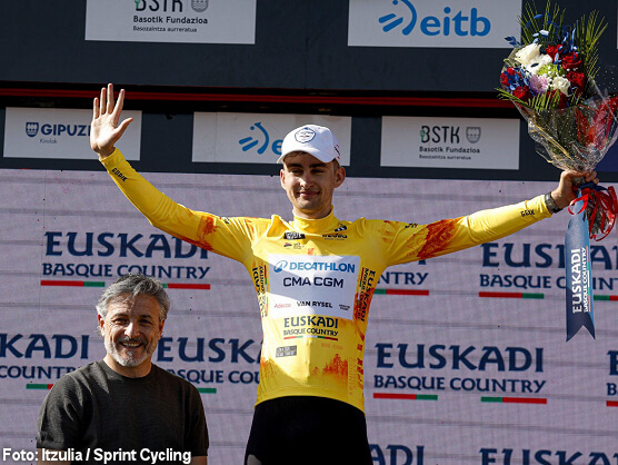 Itzulia: Paul Seixas y Alex Aranburu, dos caras sonrientes en la meta de Galdakao Itzulia: Paul Seixas y Alex Aranburu, dos caras sonrientes en la meta de Galdakao