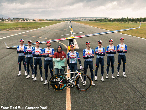 El Red Bull-Bora-Hansgrohe hace despegar un planeador solo con la potencia de sus ciclistas [Vdeo]
