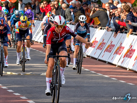 Sandrine Tas gana al sprint en Ede y arrebata el liderato a Lieke Nooijen en el Eneco Tour Femenino